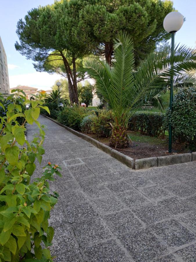 Charmant Appartement A 350M De La Plage Et Du Port Fréjus Exterior foto